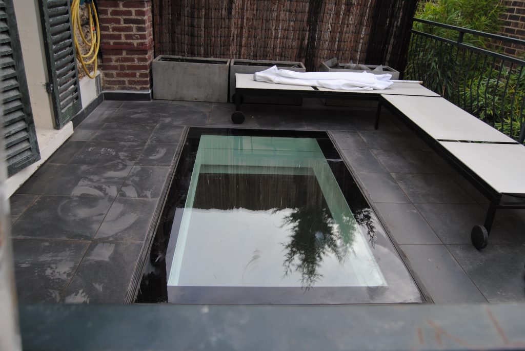 Balcon en carrelage d'ardoise avec baie vitré au milieu après rénovation Toits et Moi