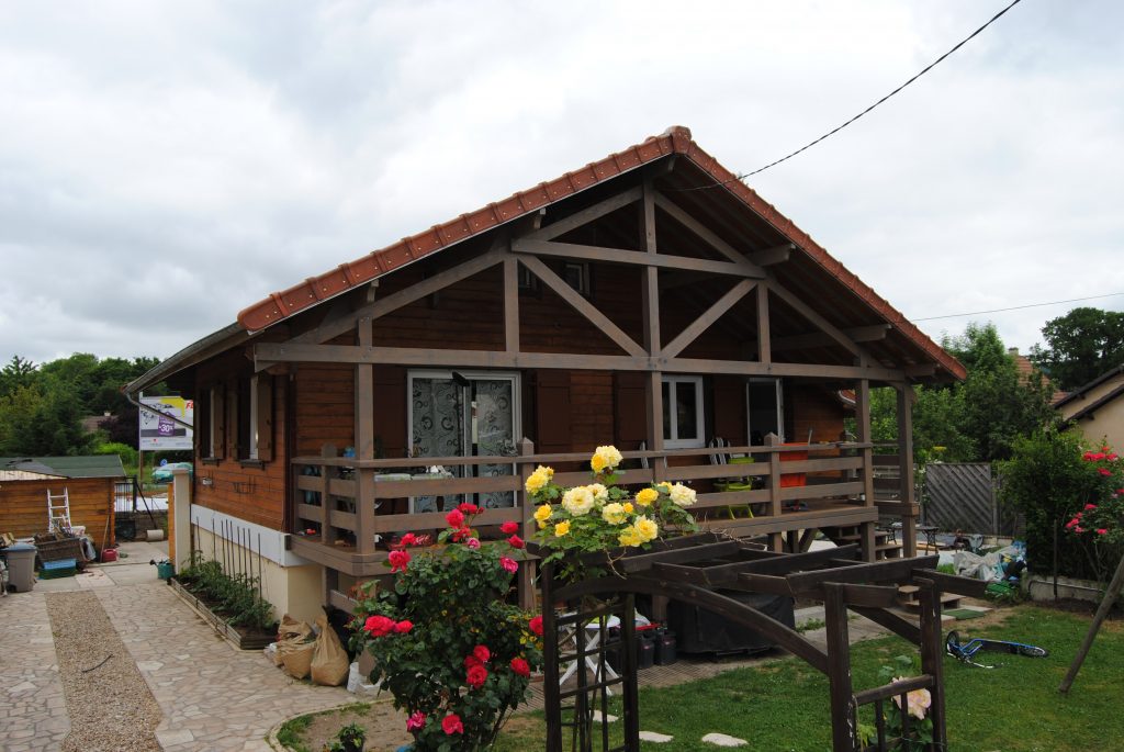 Maison en bois avec terrasse ouverte en bois et gouttière assorti Toits et Moi