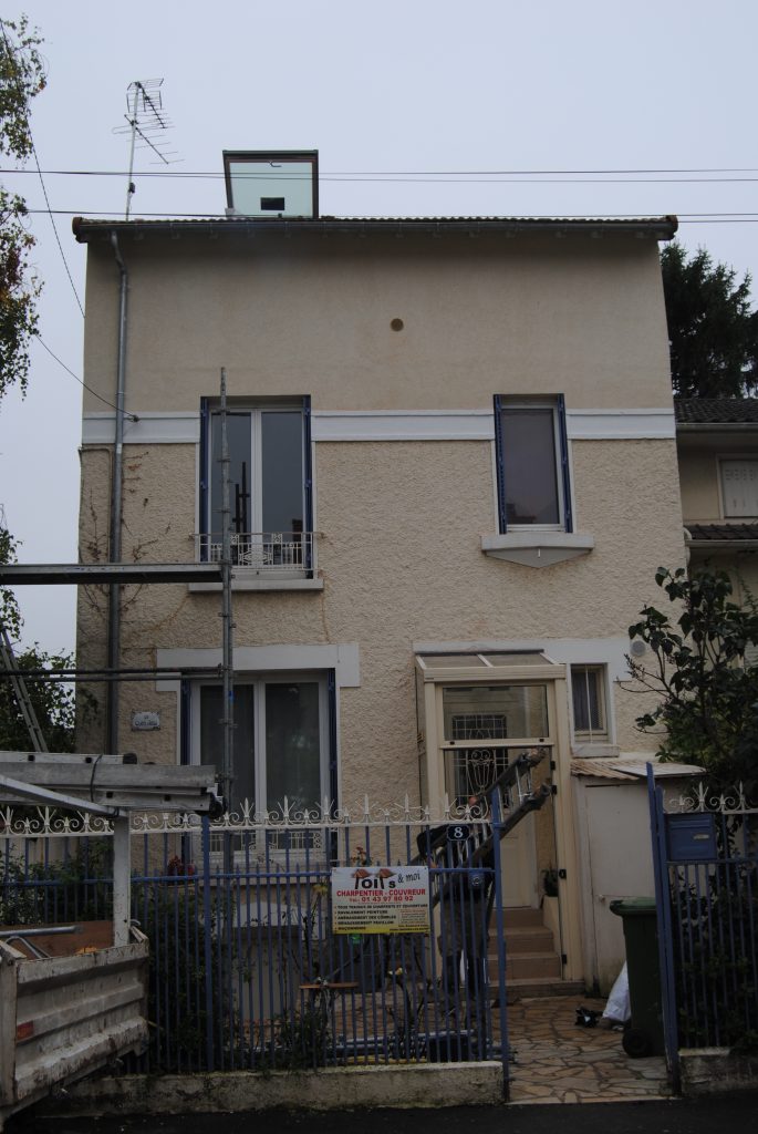 Grande maison crème avant rénovation Toits et Moi