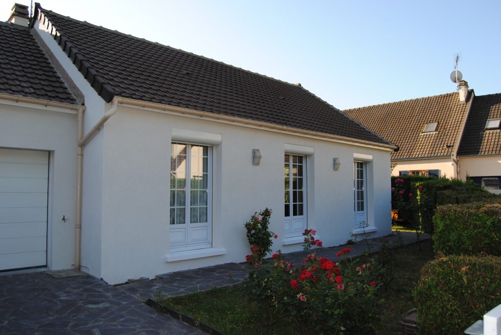 Maison blanc cassé après la rénovation de Toits et Moi