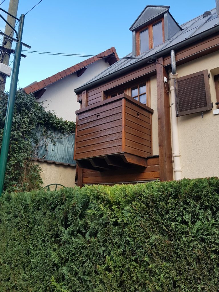 Balcon fait par Toits et Moi en bois vernis foncé