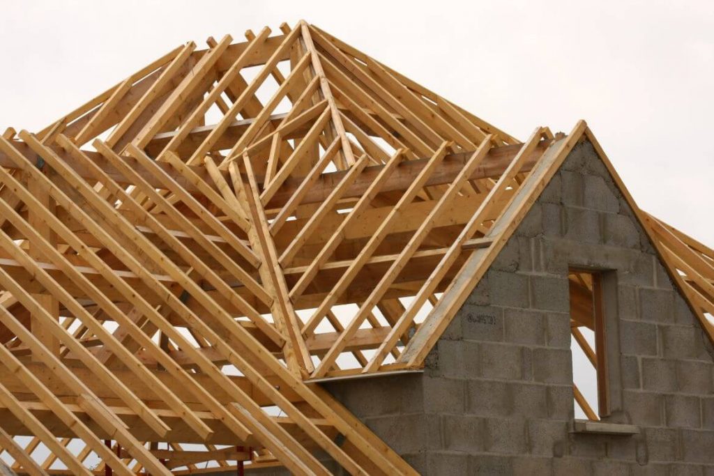 Charpente en bois traditionnelle sur maison en construction Toits et Moi